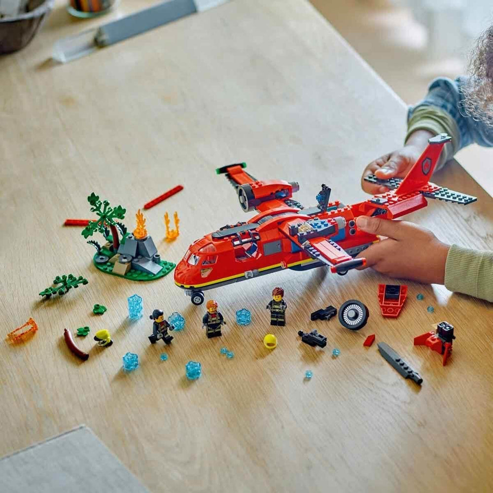Aereo dei pompieri LEGO City, set pompiere aereo giocattolo per bambini, set da costruzione con 3 personaggi dei pompieri e decorazioni antincendio, eccellente idea regalo per ragazzi e ragazze dai 6 anni 60413 Set da costruzione Besuche den LEGO-Store