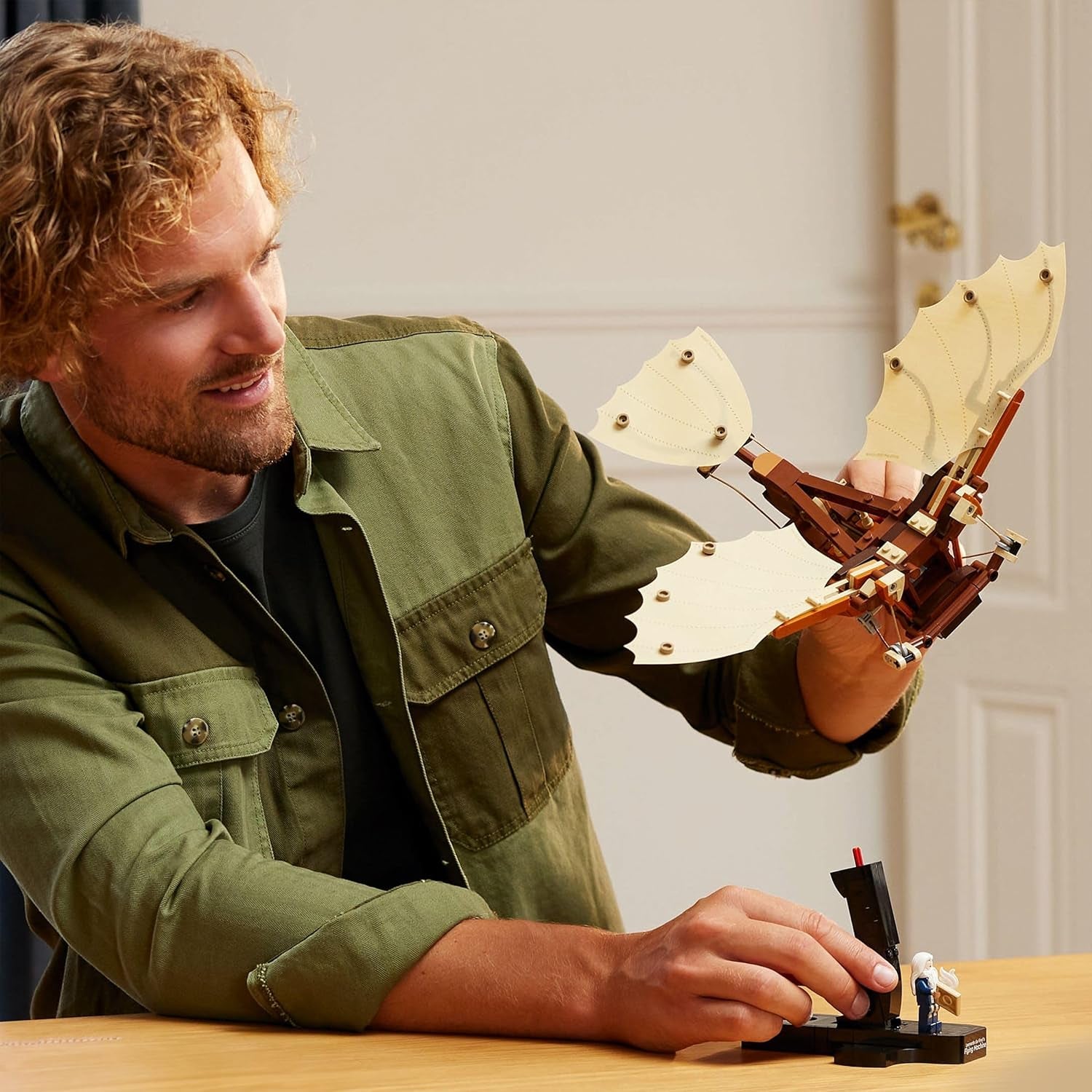 LEGO Icons La macchina volante con ali battenti di Leonardo Da Vinci - Include minifigure e supporto - Set da costruzione per adulti - Set decorazioni per la casa - Idea regalo - 10363 Set da costruzione Besuche den LEGO-Store