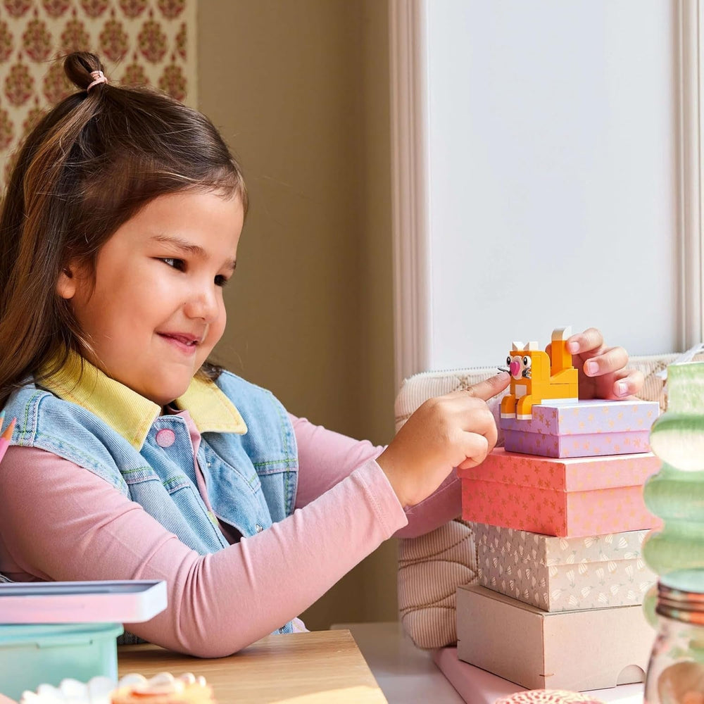 Scatola divertente creativa LEGO Classic, mattoncini da costruzione colorati per giochi di ruolo fantasiosi, set da costruzione per principianti, giocattoli per ragazze e ragazzi a partire da 5 anni, modelli ricostruibili 11042 Set da costruzione Besuche den LEGO-Store