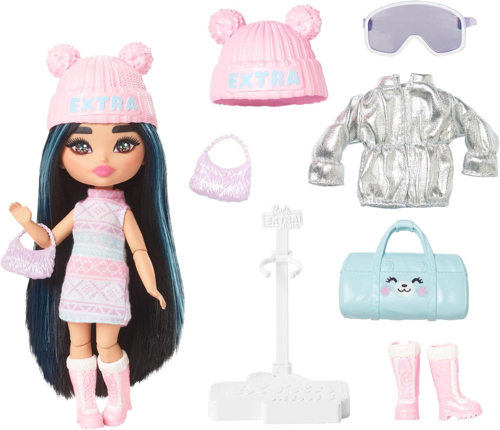 Barbie Extra Minis - Reisepuppe mit Accessoires für einen winterlichen Urlaub, inklusive Puppenständer, für Kinder ab 6 Jahren, HPB20