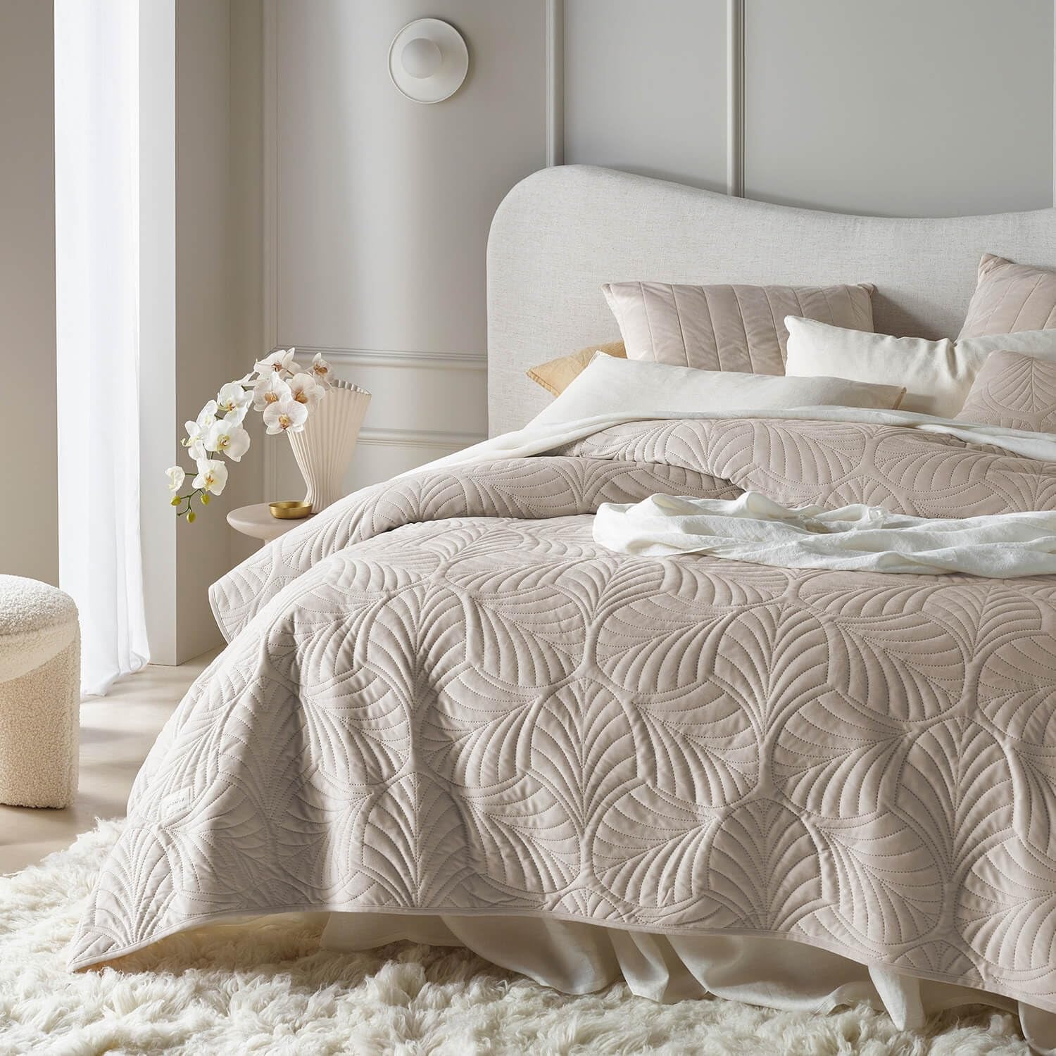 ROOM99 Feel Elegante copriletto in beige 220 x 240 cm Copriletto versatile come copriletto o divano Coperta per letto e divano Stile coperta Ideale come copriletto Velluto Letti e coperte in velluto Besuche den ROOM99-Store