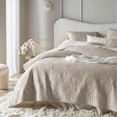 ROOM99 Feel Elegante copriletto in beige 220 x 240 cm Copriletto versatile come copriletto o divano Coperta per letto e divano Stile coperta Ideale come copriletto Velluto Letti e coperte in velluto Besuche den ROOM99-Store