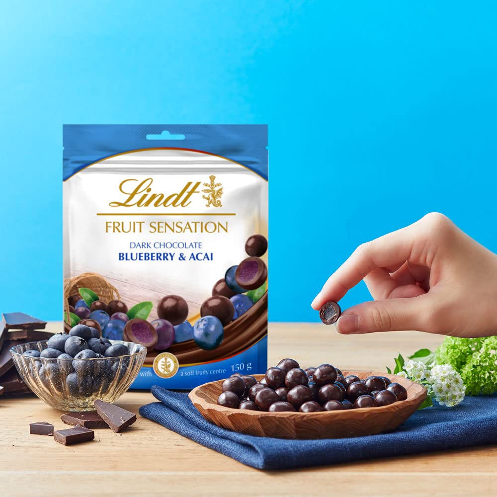 Lindt Chocolate Sensation Frutta Mirtillo e Acai | 150 g| Sfera di cioccolato fondente con raffinato ripieno di frutta a base di mela | Regalo di cioccolato | Regalo di cioccolato