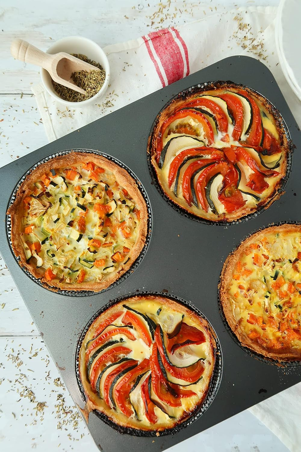 Hamburgerbrötchen, Perforiert, Antihaftbeschichte, 4 Runde Mulden Mit Je 12 Cm, Pfannengröße 28 X 28 Cm, 2.5 Cm Tief, Mittelgroß, Schwarz Stampi e vassoi per dolci Naty Shop