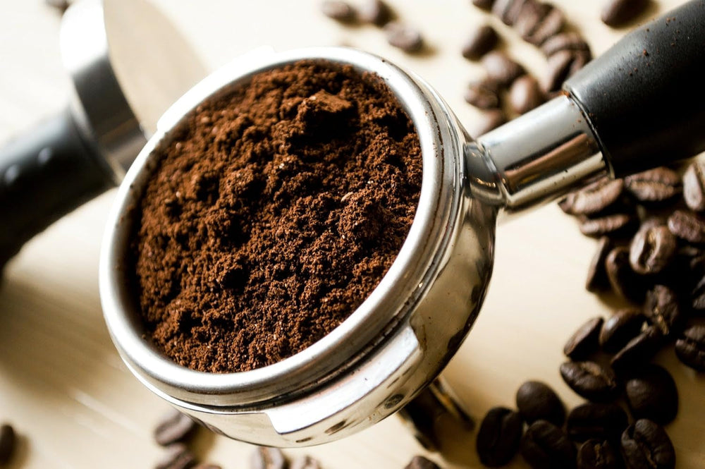 Espresso Kaffee Red Angel - Der Feurige - 1000g Fein Gemahlen - für Espressokocher, Espressomaschine, Percolator - Starker Premium-Espresso - Säurearm - Schonend und Frisch Geröstet