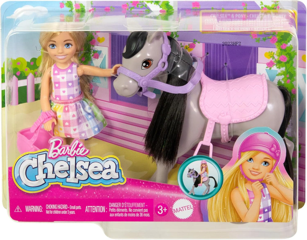 Barbie Chelsea und Pony Puppe und Pony - Aufsatteln zur Spielzeit für sicheres Sitzen auf dem Pferd, rosa Sattel und Steigbügeln, inklusive Helm und süßem Karo-Kleid, für Kinder ab 3 Jahren, HTK29