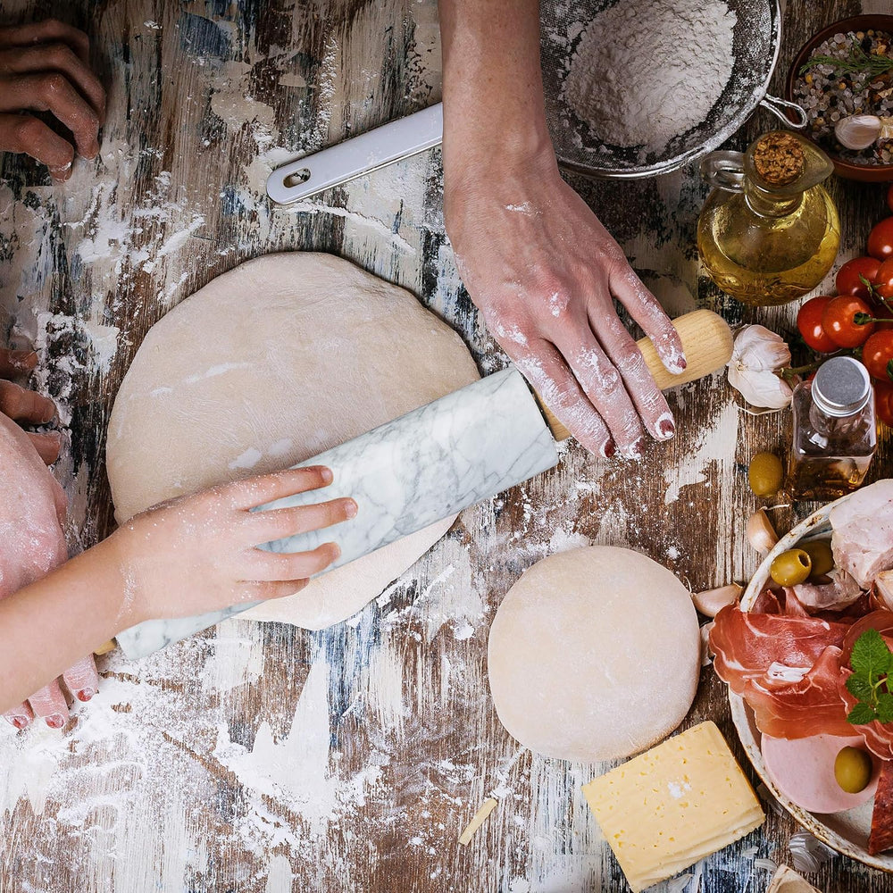Relaxdays Nudelholz Marmor, Griffe aus Holz, Teigroller zum Kochen & Backen, mit Ablage, 48 cm, schwere Backrolle, bianco