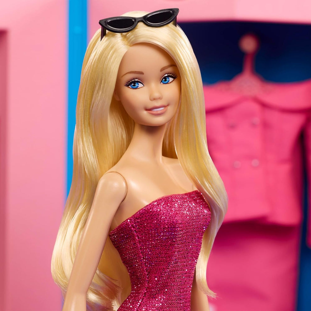 Barbie Signature gestylt von Andrew Mukamal Modepuppe, Sammelpuppe mit 3 Day-to-Night Looks und Accessoires, mit Puppenständer, JBH81