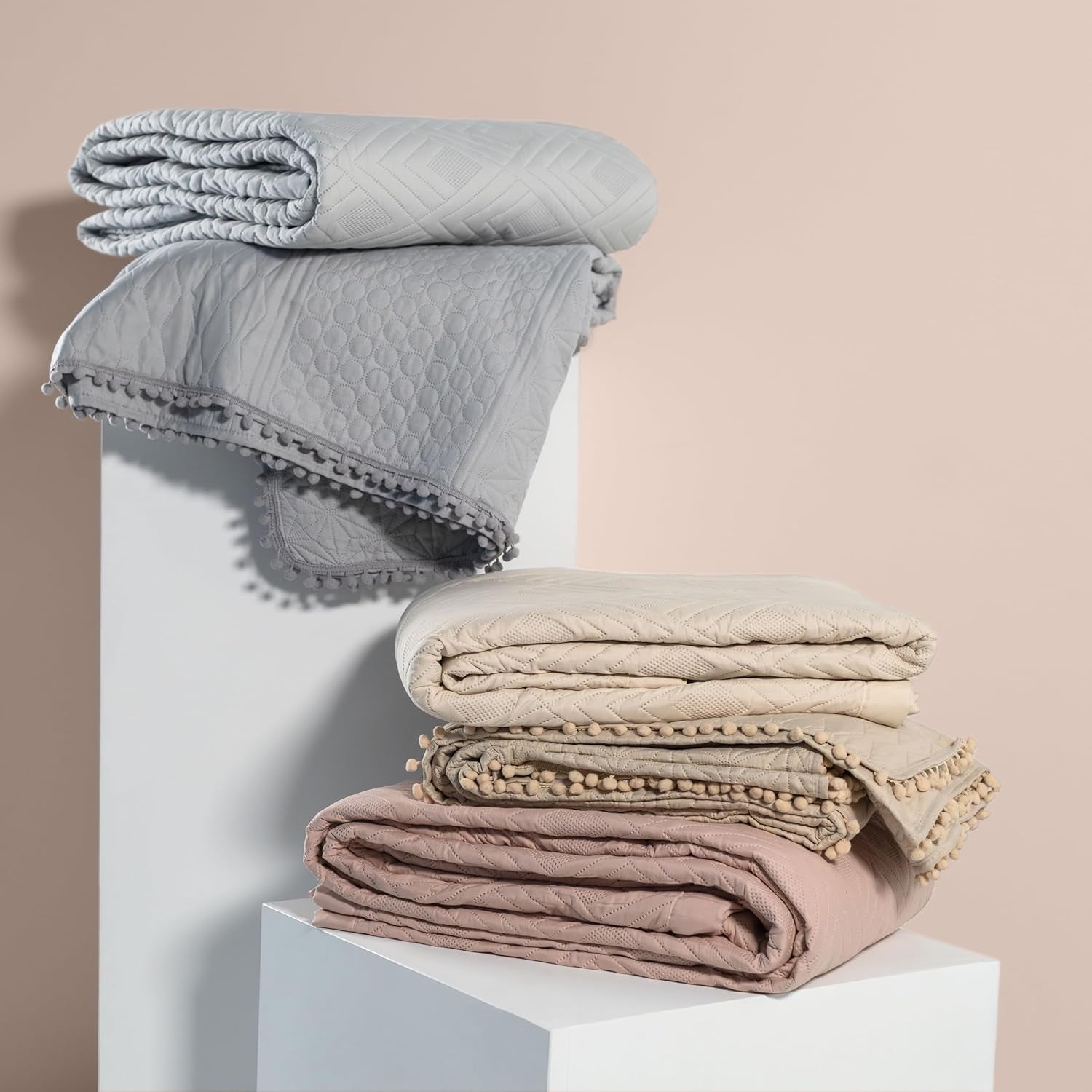 Ameliahome Copriletto con pompon 220X240 Cm Copriletto double face Trapuntatura ad ultrasuoni Poliestere Meadore Grey Letti e coperte Besuche den AmeliaHome-Store