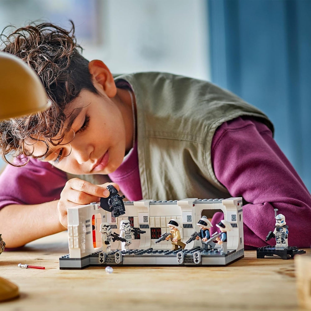 LEGO Star Wars Tantive IV Boarding, Giocattolo da costruzione del film Una nuova speranza, Playset fantasy da collezione, Idea regalo per ragazzi e ragazze 8+ e collezionisti 75387 Set da costruzione Beuche den LEGO-Store