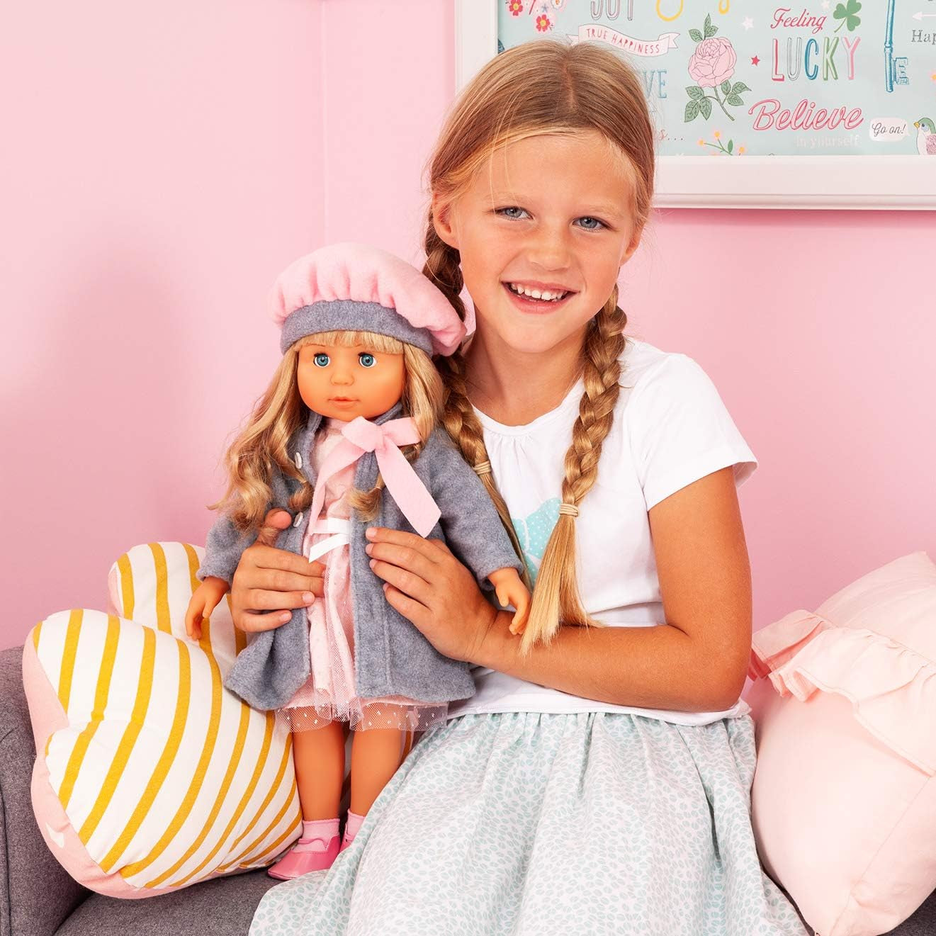 Bayer Design 94635AX Păpușă funcțională Charlene cu păr și ochi adormiți, vorbește și cântă 90 de propoziții, 2 poezii și 8 cântece, 46 cm, Păpușă cu multe accesorii, 1,30 kg, roz, gri