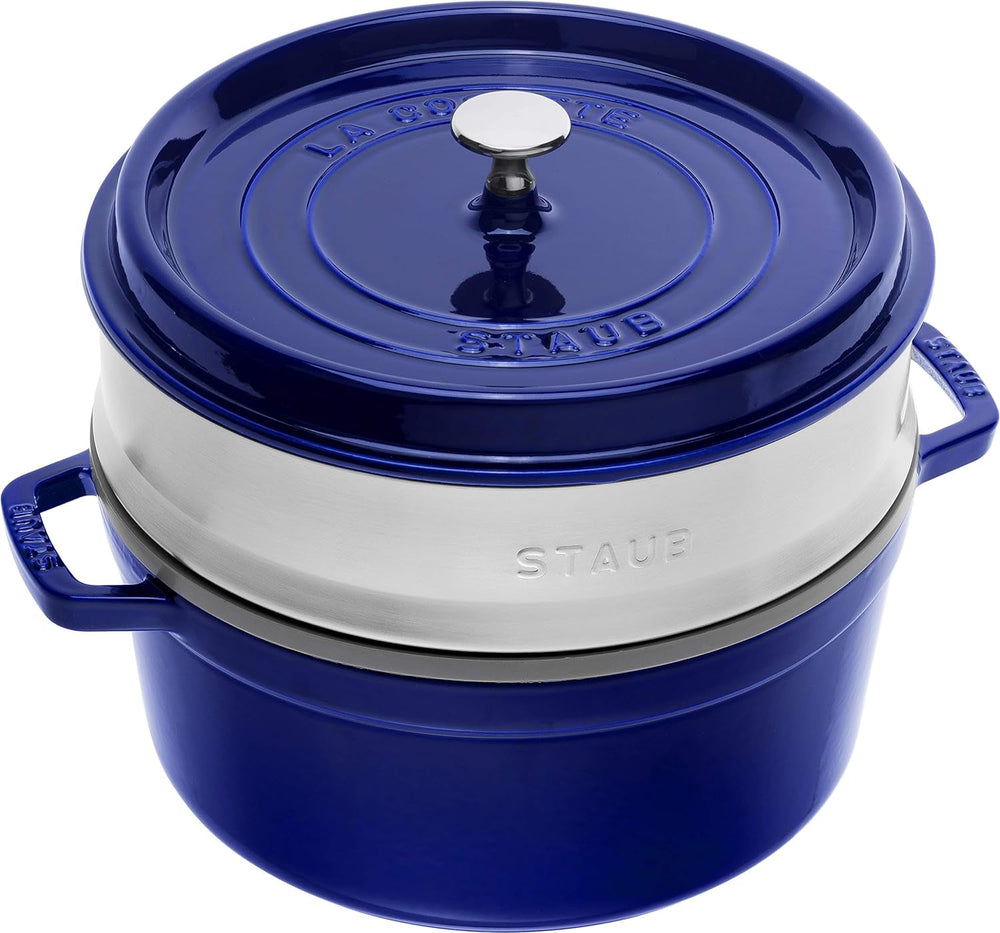 STAUB Gusseisen Bräter/Cocotte, Mit Dämpfeinsatz Aus Edelstahl, Rund 26 Cm, 5.2 L, Aromaregen Funktion Für Optimale Befeuchtung, Für Alle Herdarten Inkl. Stampi per induzione e cottura al forno, Kirschrot, Rot e teglie Naty Shop Dunkelblau