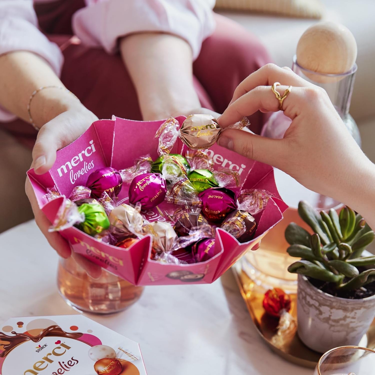 merci lovelies Classic – 1 x 185g – Scatola di praline con 5 specialità di cioccolato ripiene – Palline di cioccolato da condividere e regalare