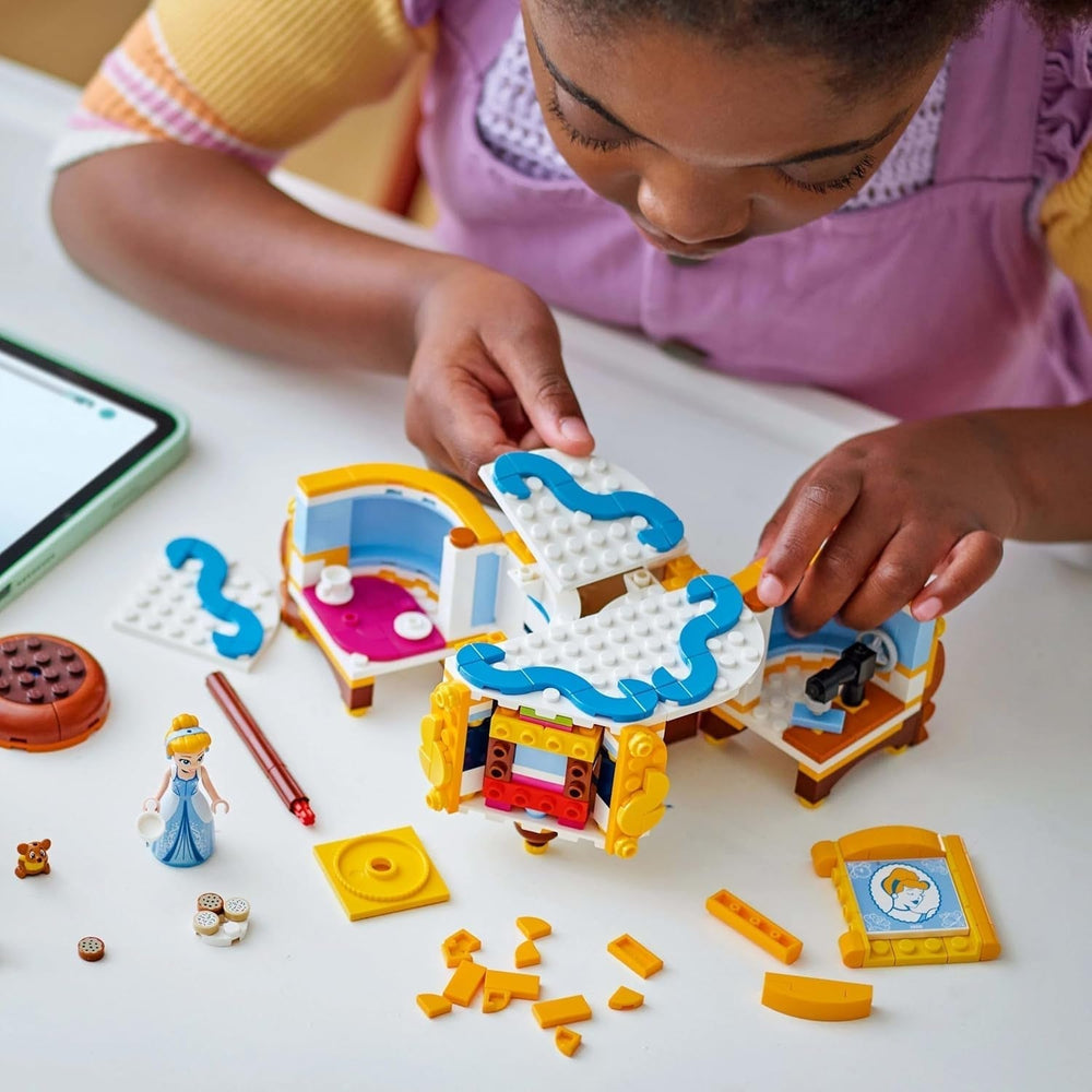 Vestito LEGO® Disney Princess Cenerentola, giocattolo per ragazzi e ragazze dai 9 anni - include una gruccia, una mini bambola di Cenerentola e una figura del topo - Creative Playset 43266 Set da costruzione Beuche den LEGO-Store