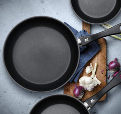 WMF Devil, induzione, acciaio inox rivestito in Cromargan, manico in plastica Pentole e Padelle Naty Shop