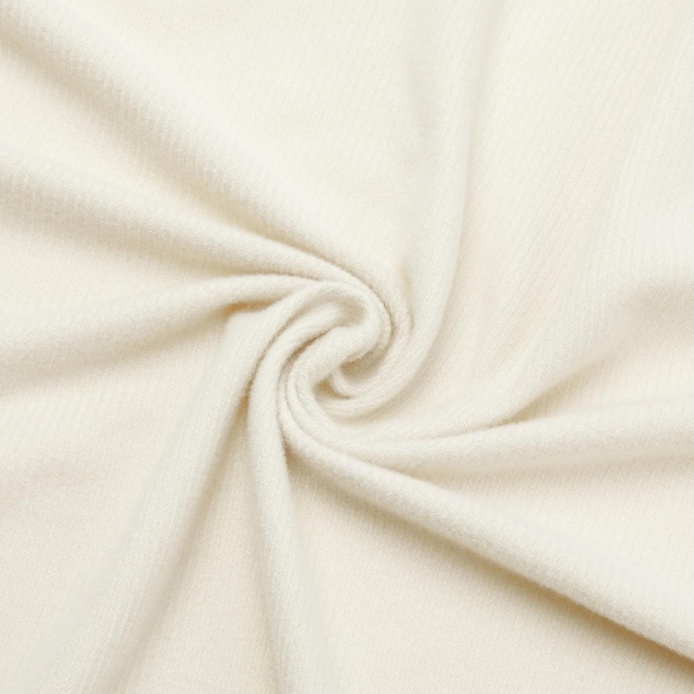 Coperta da tiro Amazon Basics, leggera, poliestere riciclato, coperta accogliente per l'arredamento della camera, 127 x 152 cm, bianco avorio con motivo blu Letti e coperte a quadri Besuche den Amazon Basics-Store