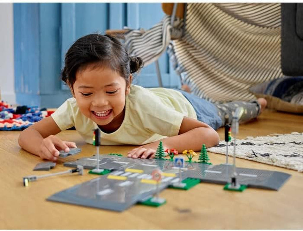 LEGO City Incrocio stradale con semaforo Set da costruzione con mattoncini fosforescenti 60304 Set da costruzione Besuche den LEGO-Store