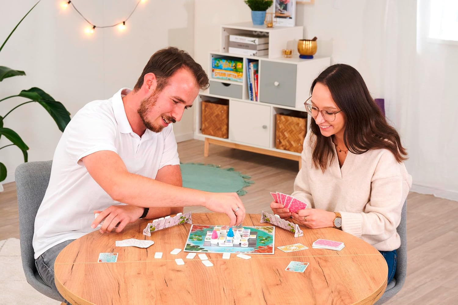 Zoch Ananda - Un gioco da tavolo strategico con influenze meditative, costruzione di templi utilizzando tattiche, monaci che meditano in aree colorate, raccolta di punti karma, gioco per famiglie dai 10 anni in su.