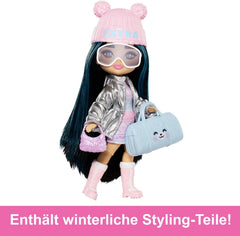 Barbie Extra Minis - Reisepuppe mit Accessoires für einen winterlichen Urlaub, inklusive Puppenständer, für Kinder ab 6 Jahren, HPB20