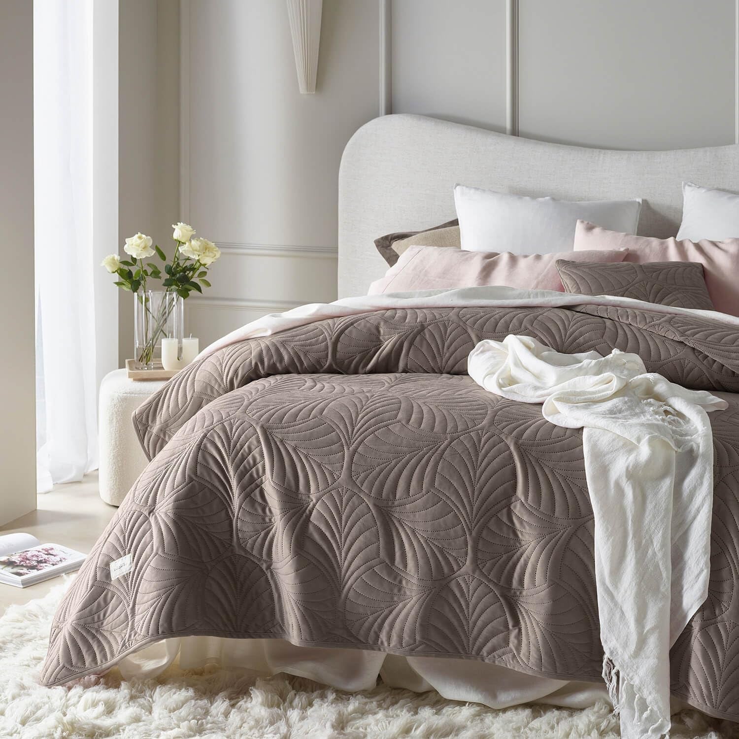 ROOM99 Feel Elegante copriletto in beige 220 x 240 cm Copriletto versatile come copriletto o divano Coperta per letto e divano Stile coperta Ideale come copriletto Velluto Letti e coperte in velluto Besuche den ROOM99-Store Marrone 170X210
