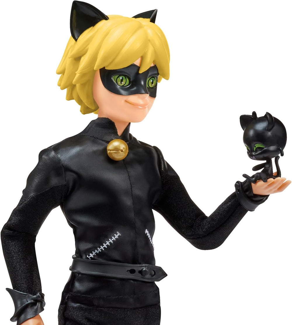 BANDAI - Miraculous Ladybug - Păpușă Manechin 26 cm - Motan Noir - Licență Oficială Miraculous - Păpușă Articulată Motan Noir - Jucărie pentru copii cu vârsta de 4 ani și peste - P50002