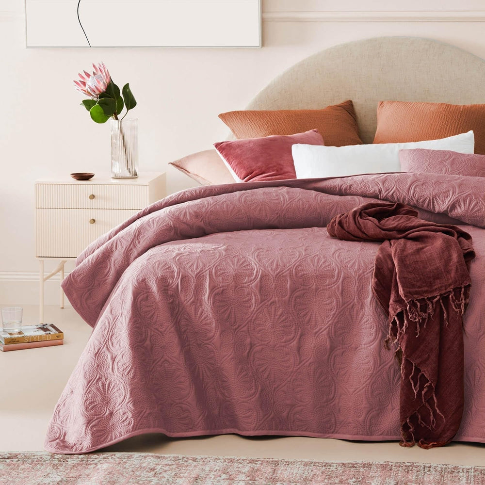 ROOM99 Leila Elegante copriletto color crema 240 x 260 cm Copriletto versatile come copriletto o divano Coperta per letto e divano Stile coperta Ideale come copriletto e coperte Beuche den ROOM99-Store Rosa 170X210