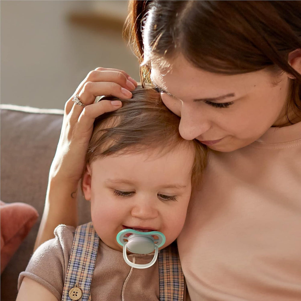 Philips AVENT Set de 4 suzete Ultra Air ușoare și respirabile: 2 suzete care strălucesc în întuneric și 2 suzete pentru zi, 18 luni+ (Model SCF349/43)