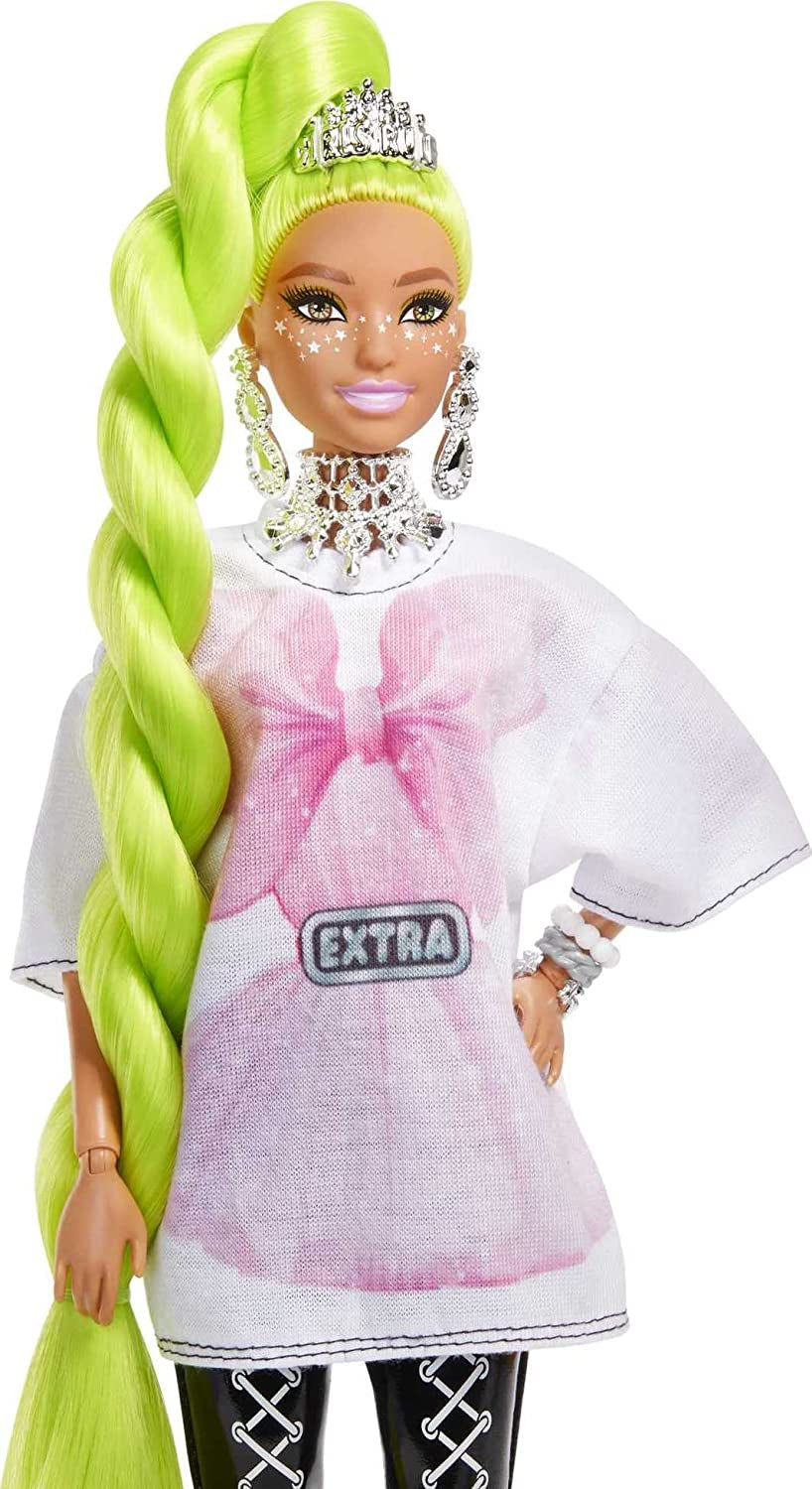 Barbie HDJ44 - Păpușă extra #11 în tricou supradimensionat și jambiere cu papagal de companie, păr verde neon extra lung și accesorii, articulații flexibile, cadou jucărie pentru copii cu vârsta de peste 3 ani Papusi Naty Shop