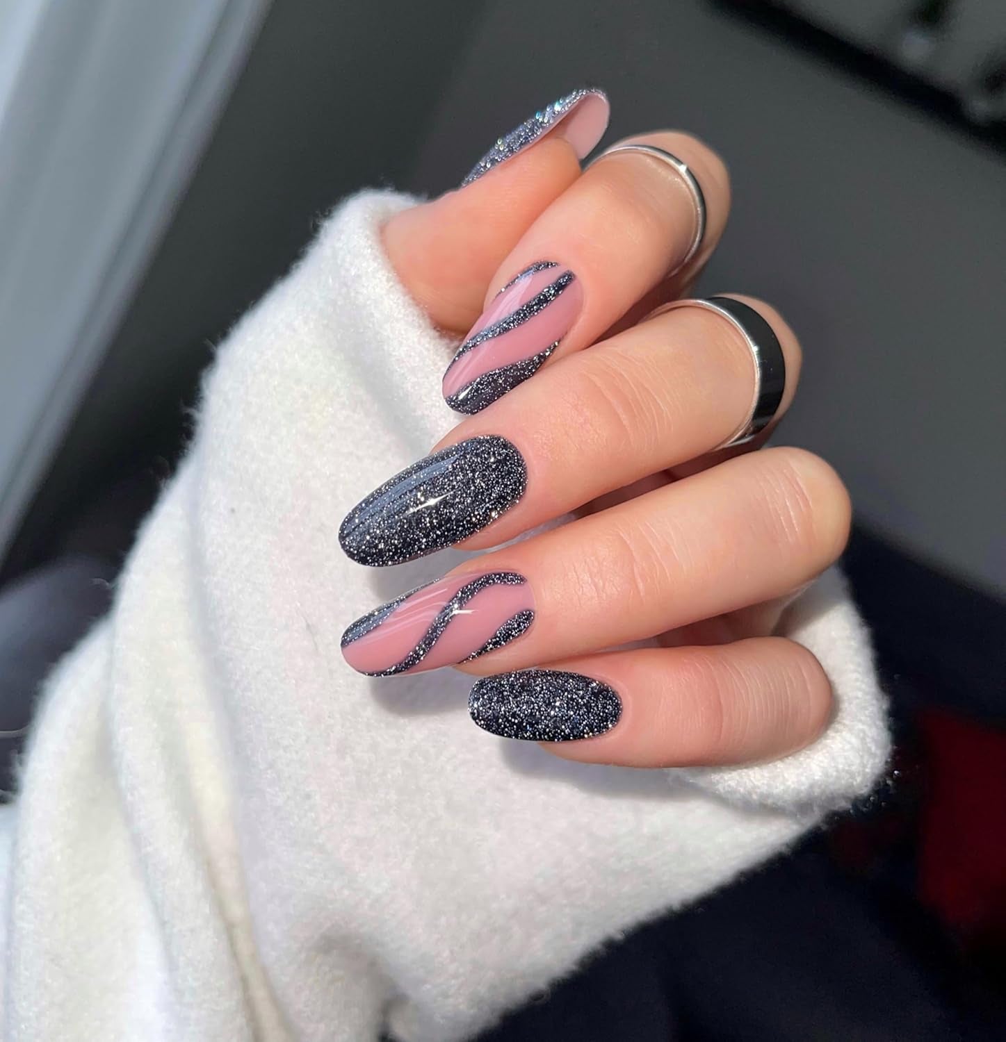 Smalto UV Semilac 394 Sparkling Midnight Date 7 ml - Cielo notturno scuro con effetto glitter - Collezione Love Is In The Nails