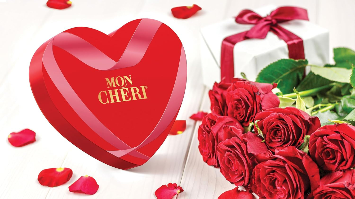 Ferrero Mon Chéri Heart - Regalo di Cioccolato per San Valentino per Lui e per Lei - Croccante di Cioccolato, Liquore Fruttato e Ciliegie Aromatizzate - Per San Valentino, Festa della Mamma e Pasqua - 1 Confezione da 147g