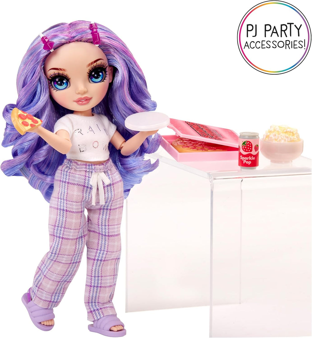 Păpușă Rainbow High Junior High PJ Party - Violet (Mov) - 22 cm cu salopetă moale, papuci și accesorii de joacă - Jucărie pentru copii - Ideală pentru 4-12 ani
