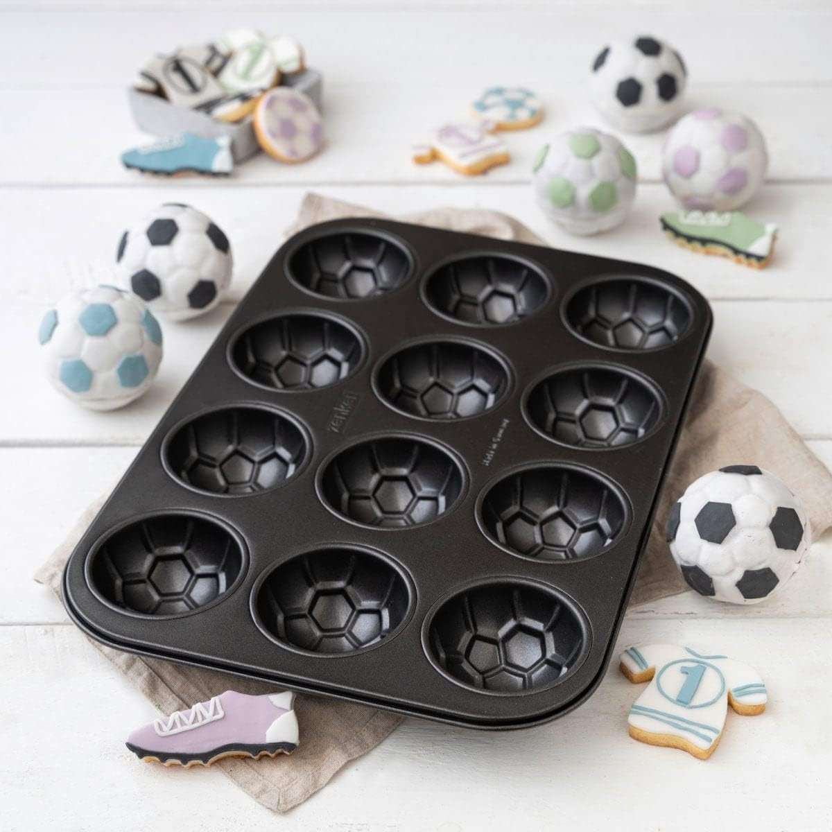 Zenker 12Er Muffinform – Muffinbackblech Für Muffins Und Cupcakes Aus Der Serie Soccer Baking– Hitzebeständiges 12Er Muffinblech Mit Antihaftbeschichtung, Schwarz Stampi e vassoi per cuocere Naty Shop