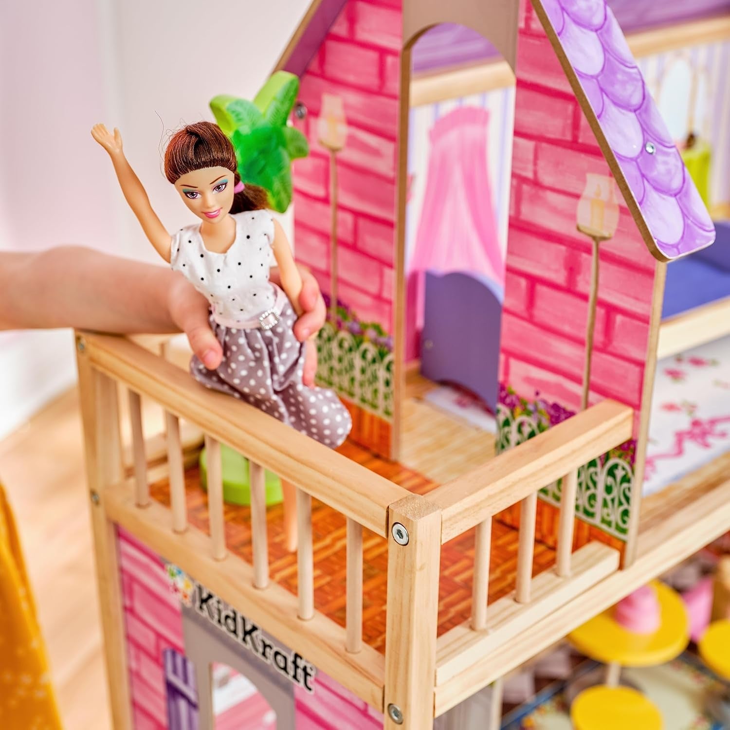 KidKraft Casă de păpuși Kayla din lemn cu mobilier și accesorii, set de joacă cu 3 niveluri pentru păpuși de 30 cm, jucărie pentru copii de la 3 ani în sus, 65092 - Exclusiv pe Amazon