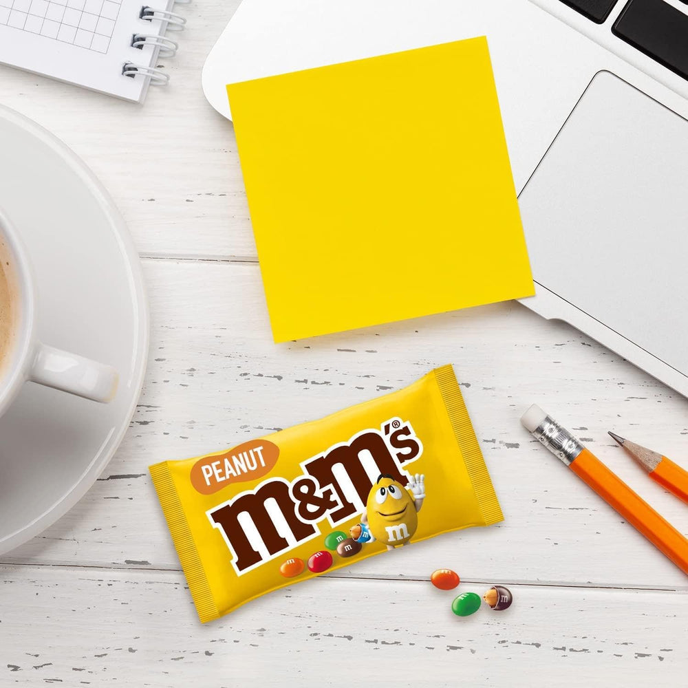 M&M's Confezione sfusa di cioccolato alle arachidi 24 x 45 g di lenticchie al cioccolato aromatizzate alle arachidi regalo al cioccolato (1080 g) ideali come dolcetto a tema calcistico