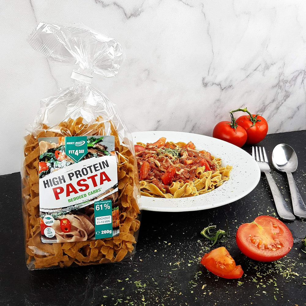 Best Body Nutrition Pasta Proteica 6 x 200g - Tagliatelle ad alto contenuto proteico Fit4Day - 61% di proteine, a basso contenuto di carboidrati, vegani e senza lattosio, senza soia - Proteine ​​del pisello di alta qualità - Per diete a basso contenuto di carboidrati