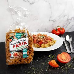 Best Body Nutrition Pasta Proteica 6 x 200g - Tagliatelle ad alto contenuto proteico Fit4Day - 61% di proteine, a basso contenuto di carboidrati, vegani e senza lattosio, senza soia - Proteine ​​del pisello di alta qualità - Per diete a basso contenuto di carboidrati