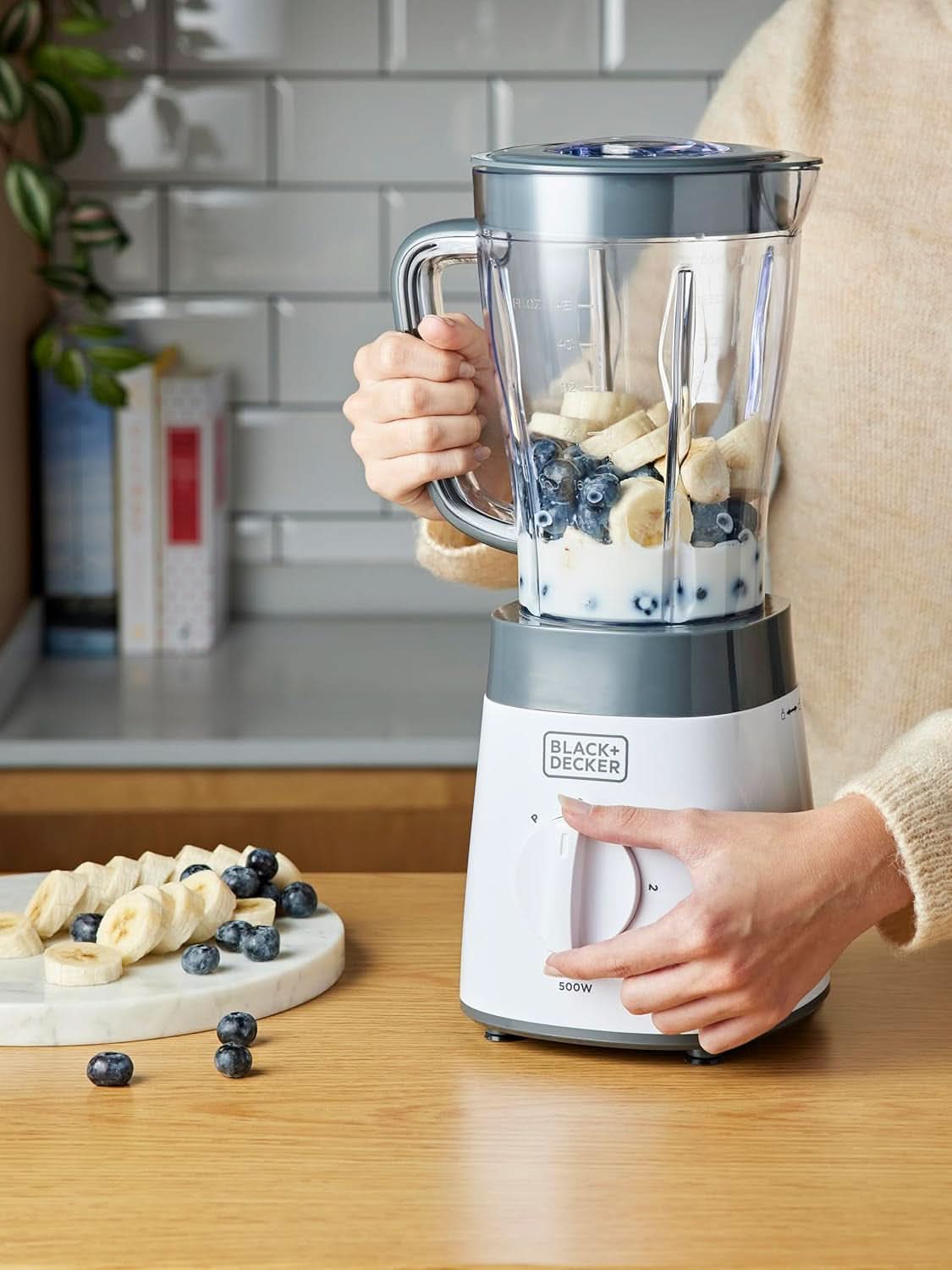 BLACK+DECKER Impastatrice | 500 W | 2 velocità | Funzione impulso | Tappeto in vetro | 1,5 l | Edelstahlmesser Mit 4 Klingen | Herausnehmbar Und Leicht Zu Reinigen | Weiß und Grau Cucina Naty Shop