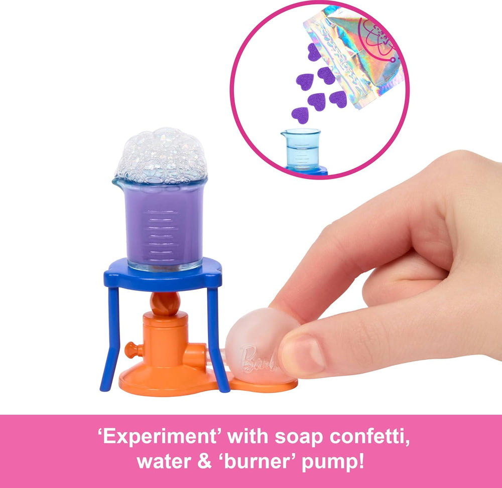 Păpușa Barbie Savantă și accesorii cu păpușă blondă la modă, masă de laborator, microscop, pahar care își schimbă culoarea și vas Petri, JCR70