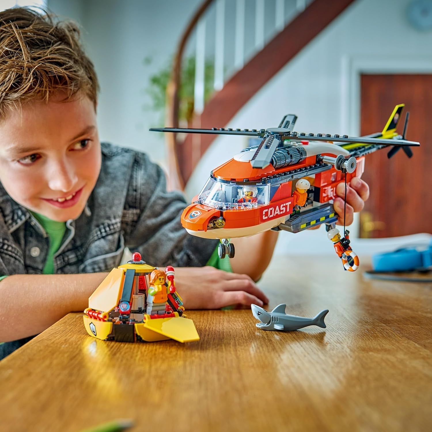 LEGO City Hubschrauber der Küstenwache - Spielzeug Einsatzfahrzeug - Modellbau mit Schiebetüren, Winche, 4 Minifiguren und Hai Figur - Geburtstagschenkenken für Jungen ab 7 Jahren - 60503