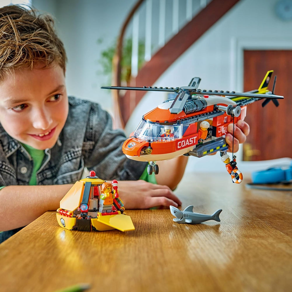 LEGO City Hubschrauber der Küstenwache - Spielzeug Einsatzfahrzeug - Modellbau mit Schiebetüren, Winche, 4 Minifiguren und Hai Figur - Geburtstagschenkenken für Jungen ab 7 Jahren - 60503