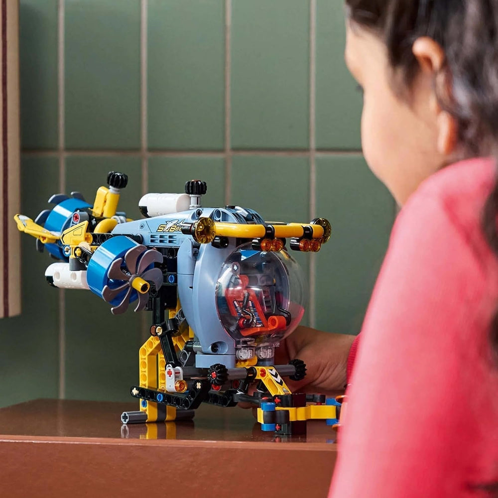 LEGO Technic Sottomarino Esploratore degli abissi Giocattolo da costruzione per bambini di 9 anni Ragazzi e ragazze Idee regalo di compleanno creative Veicolo costruibile con eliche rotanti 42201 Set di costruzione Acquista il negozio LEGO
