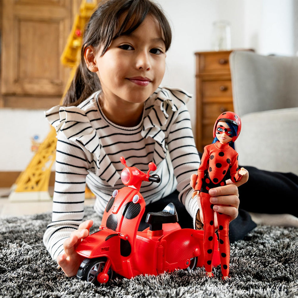 Bandai - Miraculous Ladybug - Scuter Miraculous Switch'n Go + păpușă articulată Ladybug Lucky Charm 26 cm - P50668