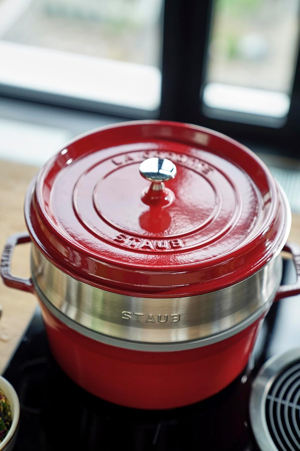 STAUB Gusseisen Bräter/Cocotte, Mit Dämpfeinsatz Aus Edelstahl, Rund 26 Cm, 5.2 L, Aromaregen Funktion Für Optimale Befeuchtung, Für Alle Herdarten Inkl. Induzione & Backofen, Kirschrot, Rot Stampi e teglie per dolci Naty Shop
