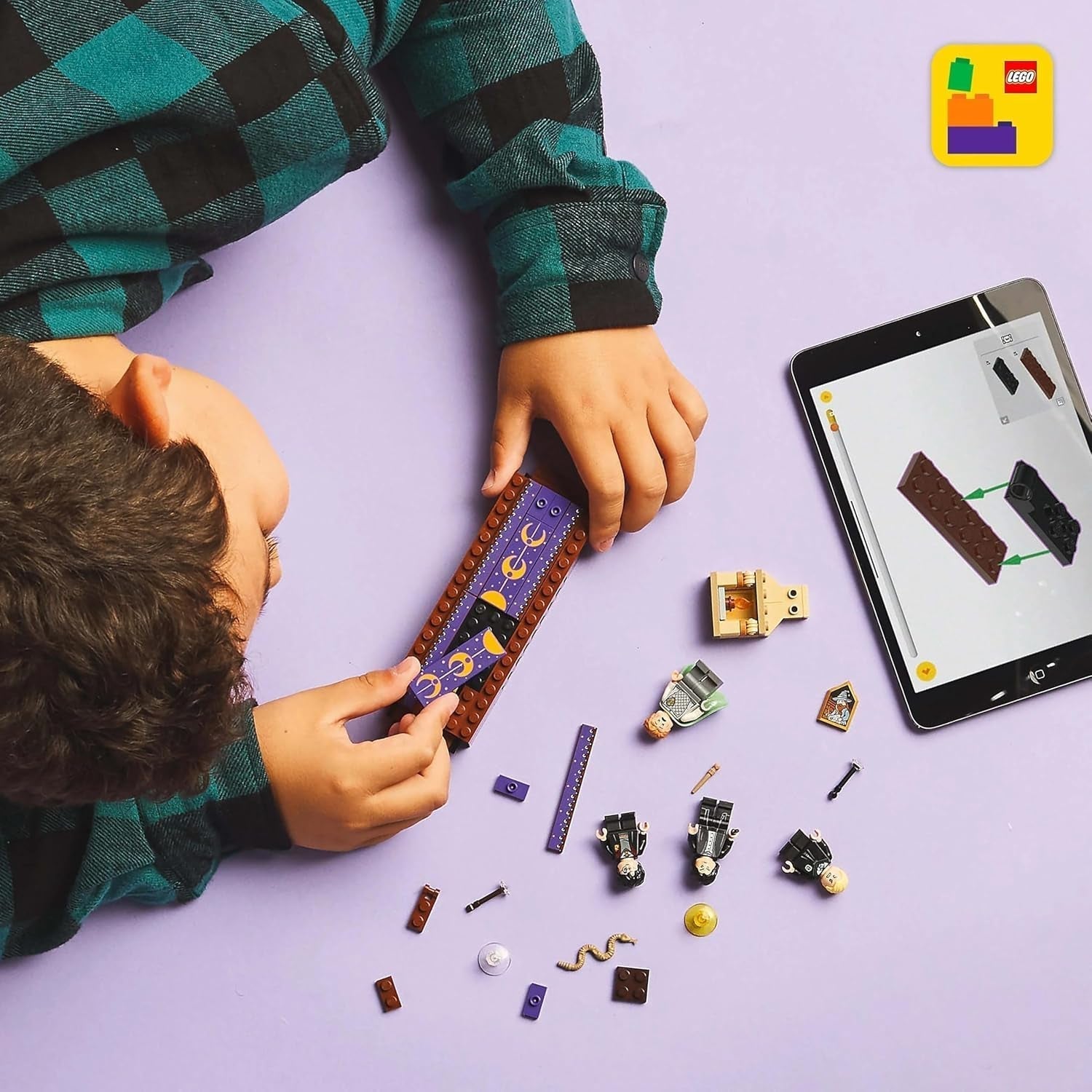 LEGO Harry Potter Castello di Hogwarts: set da costruzione del club dei duellanti con 4 minifigure incl. Draco Malfoy, Gilderoy Lockhart e Severus Snape, set Con funzione Per ragazzi e ragazze da 8 anni in su 76441 Set da costruzione Besuche den LEGO-Store