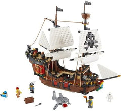 Set nave pirata 3-in-1 LEGO Creator, giocattolo con 3 opzioni di costruzione, costruisci una taverna dei pirati o un'isola dei pirati con teschi, include 3 minifigure di avventura di gioco di ruolo 31109 Set di costruzione Besuche den LEGO-Store