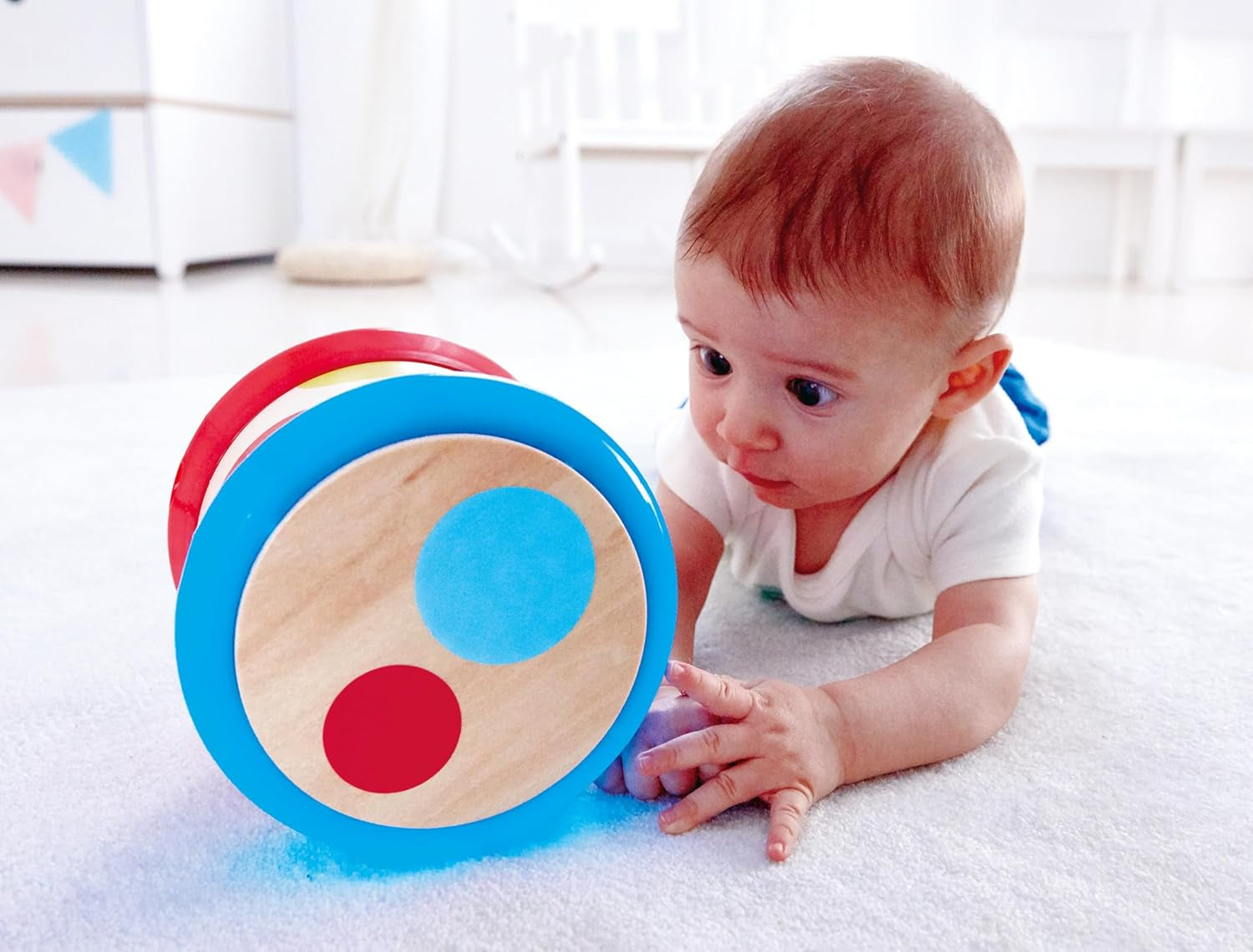 Hape Baby Drum | Jucărie muzicală rulantă pentru ca cei mici să învețe ritmul și diferite sunete, funcționează cu baterii, de la 6 luni Jucarii Bebe Naty Shop