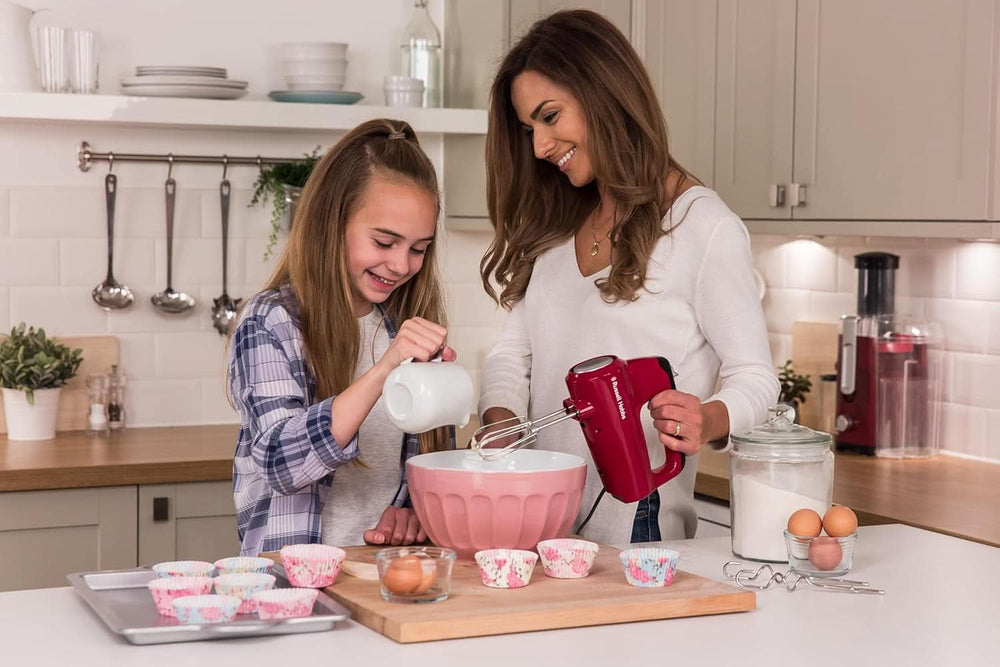 Russell Hobbs Miscelatore manuale [Handrührgerät] Desire Rot (5 Geschwindigkeitsstufen+Turbofunktion, 2 Spülmaschinengeeignete Rührbesen & Knethaken, Auswurftaste, Aufrechte Parkposition) Handrührer 24670-56 Kitchen Naty Shop