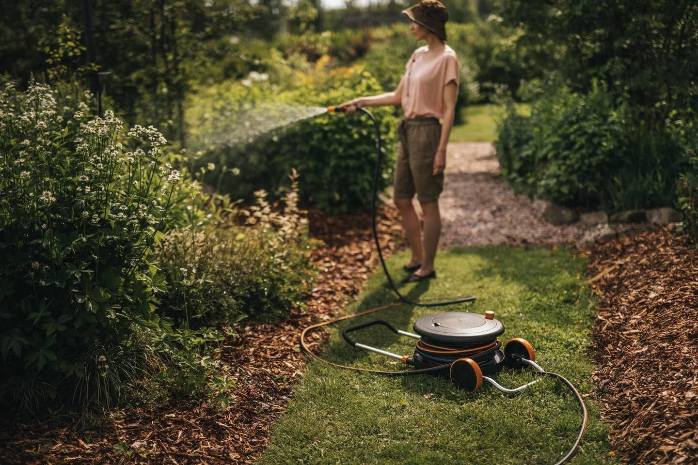 Roată de apă Fiskars Comfort L cu roți, set de udare all-inclusive, rază totală de acțiune de 31,5 m, înfășurare automată, furtun de grădină universal (Ø 13 mm), racord universal pentru robinet, 1071670