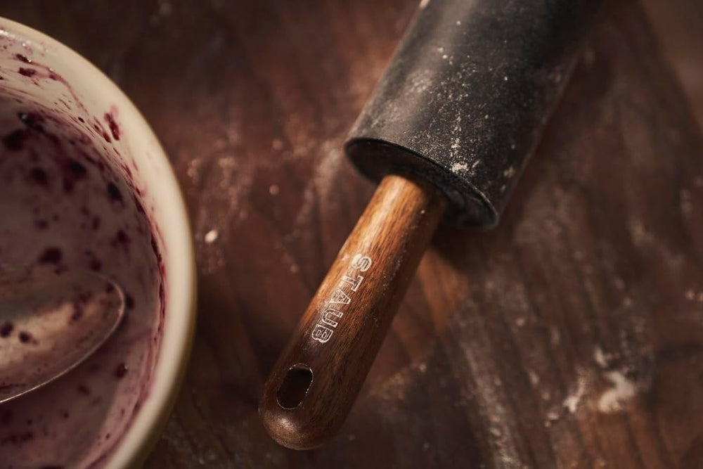 STAUB Teigroller, Nudelholz, Länge: 45 cm, Rollbreite: 26 cm, Schwarzes BPA-free Silikon und Akazienholz, Ergonomischer Griff, Schwarzes und Braun