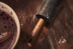 STAUB Teigroller, Nudelholz, Länge: 45 cm, Rollbreite: 26 cm, Schwarzes BPA-free Silikon und Akazienholz, Ergonomischer Griff, Schwarzes und Braun